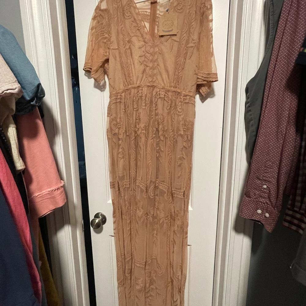 Beautiful maternity dress, size medium runs a little big.